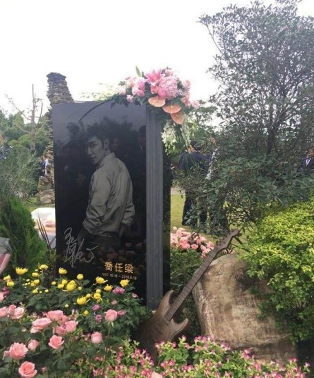 乔任梁墓，位于永福陵园，墓地设计新颖，纪念像前鲜花簇拥！