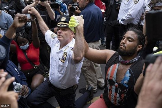 纽约高级警官与抗议者握手并<em>下跪 自己</em>监管的警察不是种族主义者