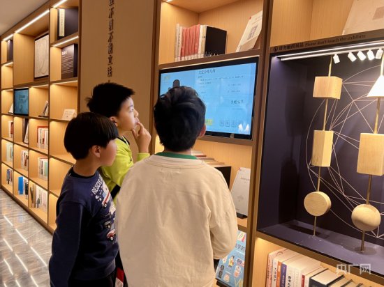 上海市民人均阅读超13本 家庭阅读周时<em>长达</em>143.06分钟