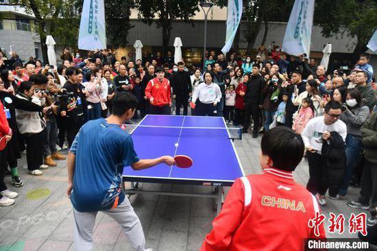 樊振东、王艺迪等乒乓球国手到<em>成都社区</em>与市民切磋球技