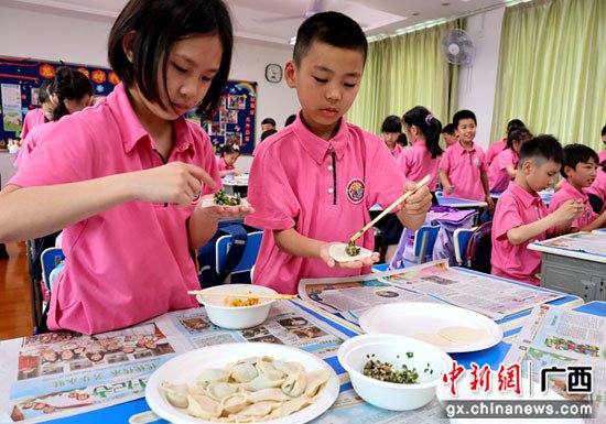 广西桂林市榕湖小学举行“迎五一 民族团结美食”活动