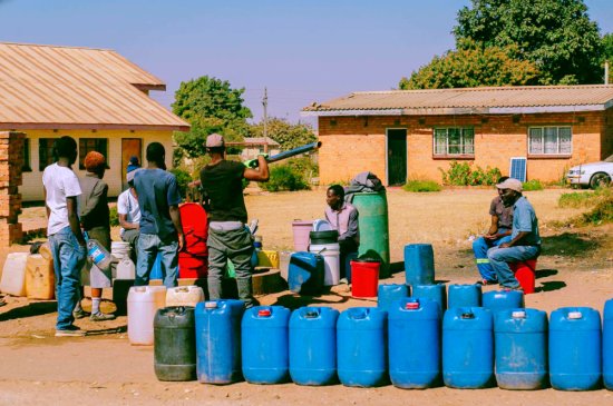 不缺钱的津巴布韦，有些<em>地方</em>却缺水？当地人与动物喝一样的脏水
