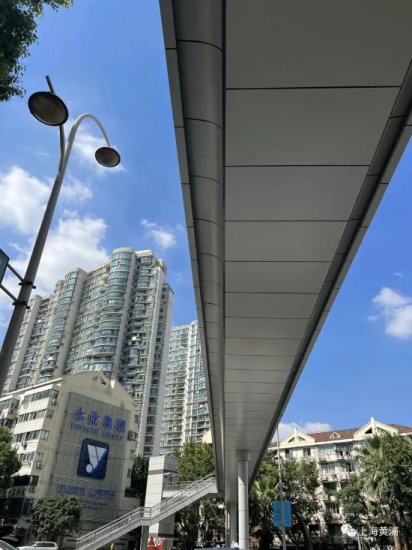 上海徐家汇路下立交人行天桥加梯18日正式启用
