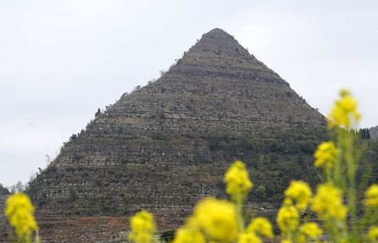 贵州黔西南州发现地质奇观——安龙“<em>金字塔</em>”
