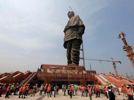 印度百姓彻底怒了，耗资340亿造全球最高雕像，却被爆是中国...