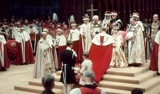 1973年，女王唯一的女儿出嫁，52岁菲利普亲王英姿飒爽比驸马...