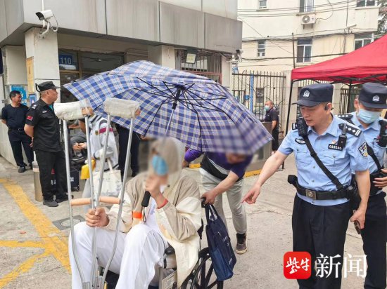 风雨之中，南京公安为市民撑起“平安伞”