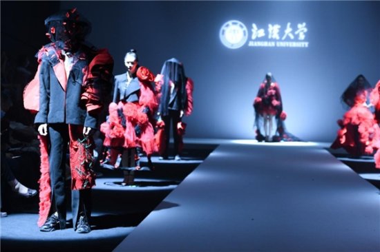 <em>江汉大学</em>毕业生作品“纯·渡”在中国国际大学生时装周发布