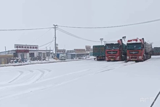 青海海西五道梁地区出现暴雪天气