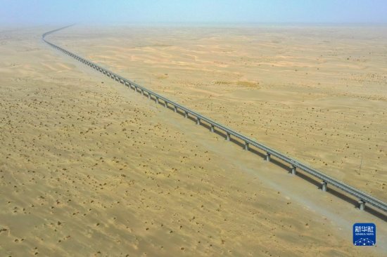 世界首条环沙漠铁路是如何“炼”成的？