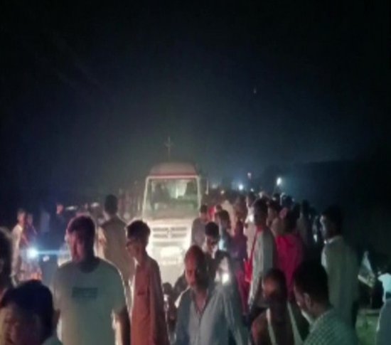 <em>印度一</em>辆拖拉机落水至少27人死亡 车上乘客超过50人