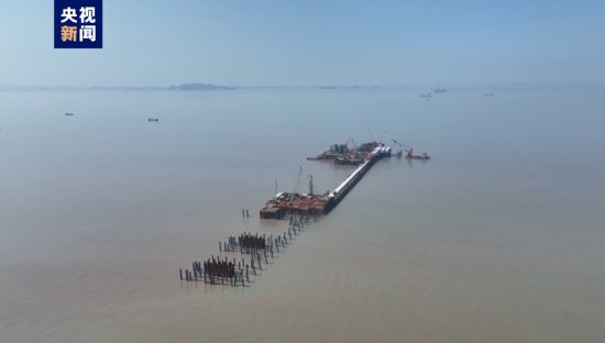 杭州湾跨海铁路大桥南航道桥首桩顺利浇筑