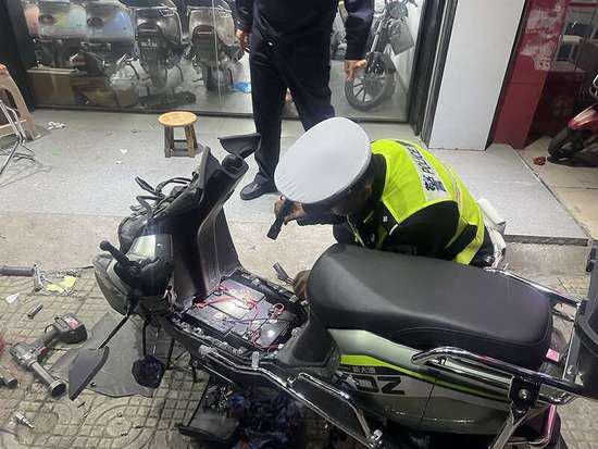<em>视频推广</em>、夜里改装，上海一非法改装销售电动自行车电瓶的窝点...