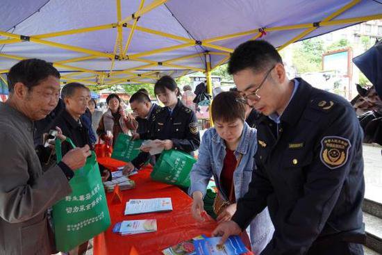 绥宁县多部门联合开展知识产权宣传活动