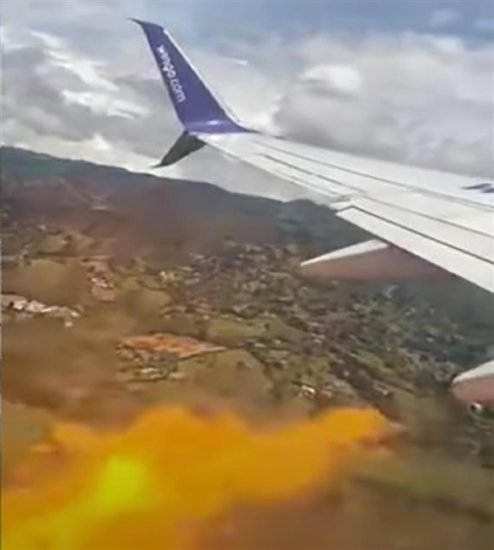 波音737客机起飞后引擎爆燃喷火：乘客拍下<em>恐怖画面</em>