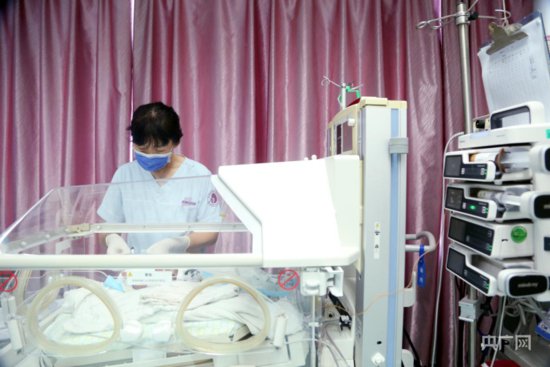 山东济南：“妈妈护士” 生命的“守望者”