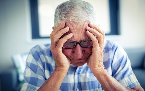 六七十岁时，每个月有退休金的老人，幸福感往往更强