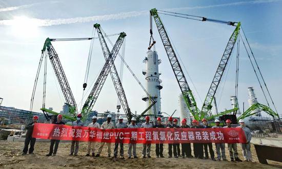 中国化学成达公司总承包全球最大最先进 氧氯化反应器顺利<em>吊装</em>