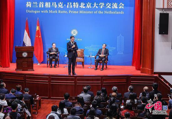 荷兰首相马克·吕特访问北京大学 与师生代表“自拍”留念