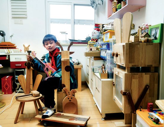 <em>武汉</em>9岁小学生会做木工活儿 他打的家具“家里快要放不下了”