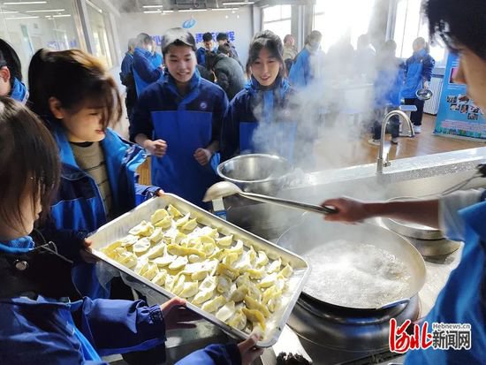 <em>保定市理工</em>中等专业学校举行冬至包饺子活动