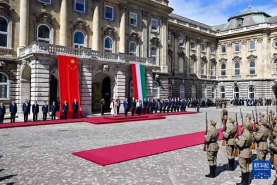 习近平出席匈牙利总统舒尤克和总理欧尔班举行的欢迎<em>仪式</em>