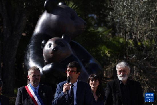 大熊猫“圆梦”纪念铜雕在法国揭幕