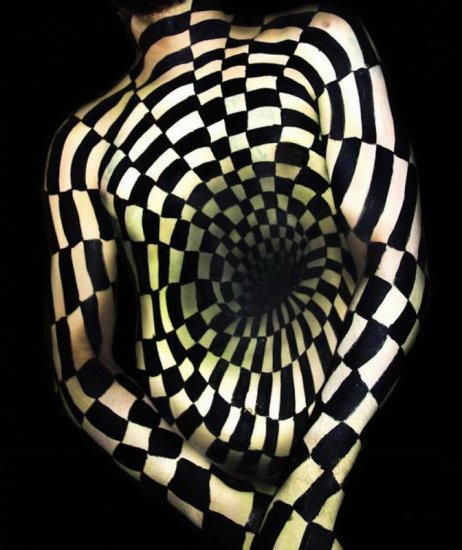 人体 艺术家/美国艺术家创作扭曲人体画制造视觉奇观（网页截图）
