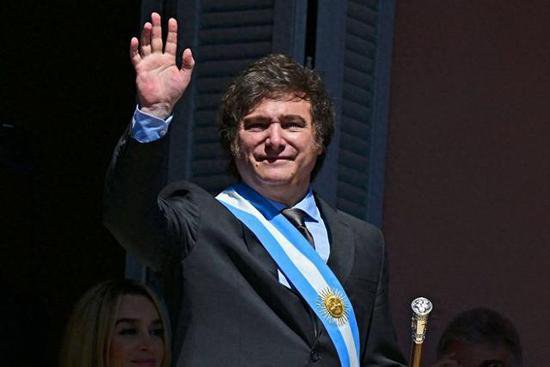 英媒：就职日，阿根廷新总统米莱下车安抚迷路金毛犬