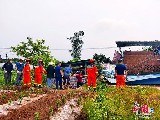 自贡市荣县乐德镇党员干部全力以赴投入灾后恢复工作