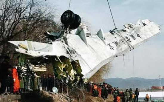 2004年<em>包头空难</em>：飞机坠入湖中55人遇难，事发前机组人员通宵...