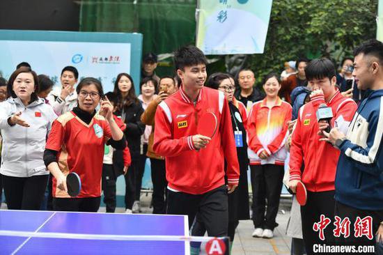 樊振东、王艺迪等乒乓球国手到<em>成都社区</em>与市民切磋球技