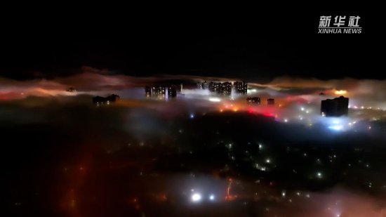 罕见夜间平流雾笼罩云南罗平县城