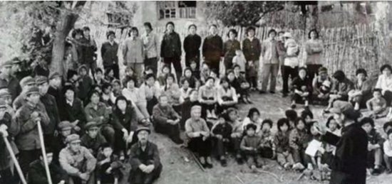 1985年，四川广安农民曾应龙黄袍加身称帝，还“挥军”攻打县城