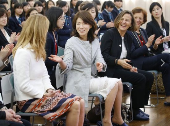 约旦王后跟大6岁日本首相夫人面谈，靓丽比拼知性，英语都好无需...