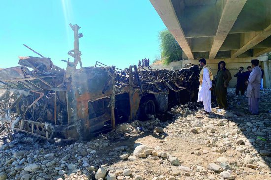 巴基斯坦<em>长途客车</em>坠桥，至少41人遇难
