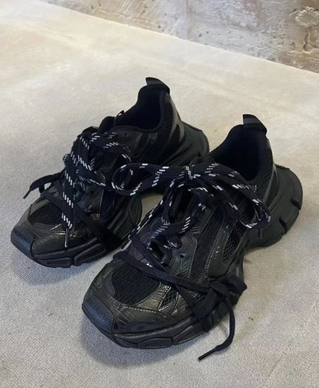 Balenciaga 新款<em>老爹</em>跑鞋即将发售，这次还有Nike版平替！