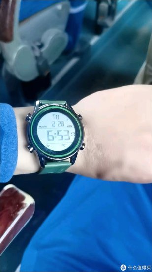 手表小白拥有的第一块手表，<em>淡绿色的</em>边框很好看。