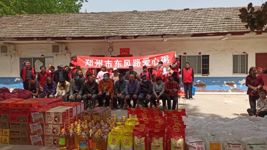 郑州、南阳、周口等爱心人士走进郸城县，向于寨村贫困户捐赠...