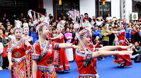 江西上饶：畲乡民众身穿民族服饰跳特色畲族歌舞