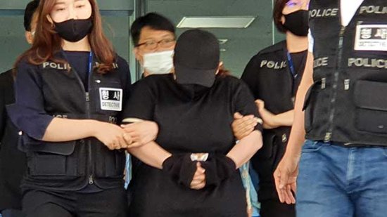 韩国女子虐童致死被判25年：把继子塞行李箱 喊<em>亲生子女</em>一起踩