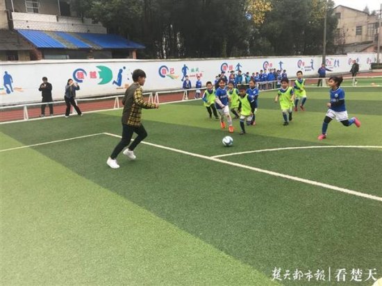 “亚洲足球小姐”王霜走进校园，小学生与偶像同场竞技