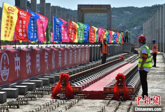 <em>福州滨海</em>快线开始铺轨 11个站完成主体结构封顶