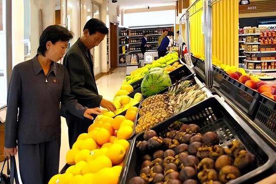 走进朝鲜，朝鲜的富人都吃什么食物？导游：专拣贵的吃