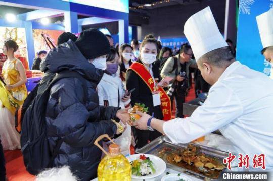 首届中国冰雪美食节<em>哈尔滨</em>启动 八方游客赏冰乐雪品美食