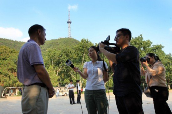 连云港市/连云港市采访团在相山公园采访市林业局负责同志。