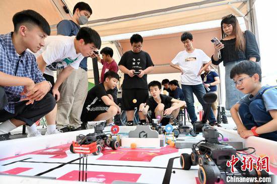 人工智能<em>机器人</em>“走进”香港湾仔海滨 吸引学生体验