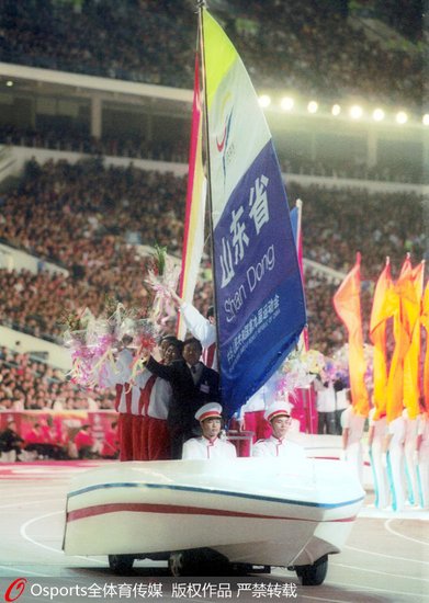 北京 王超/2001年第九届全运会开幕式，山东省体育代表团乘帆船车入场。