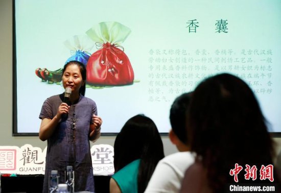 外籍人士在<em>上海制作</em>香囊体验中国传统文化
