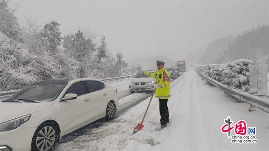 湖南新邵全力应对雨雪天气 确保高速公路交通安全